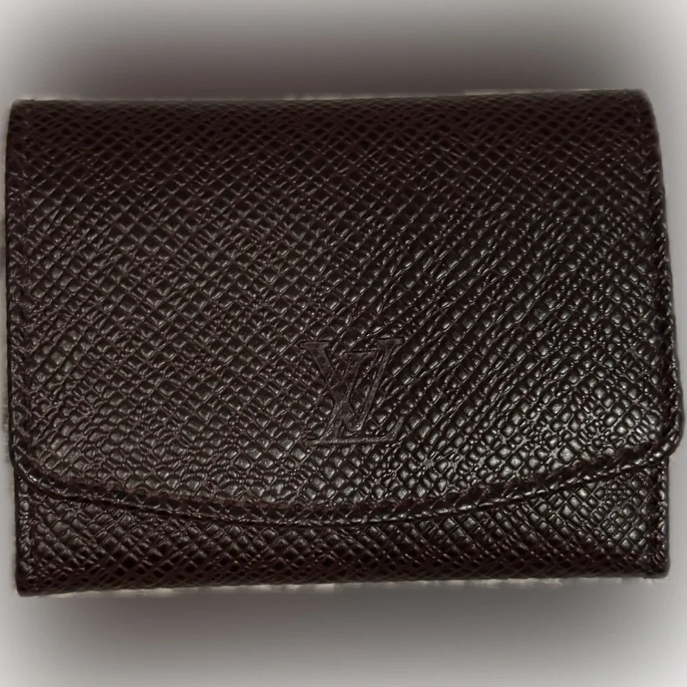 LOUIS VUITTON BORDEAUX COWHIDE LEATHER CUFFLINK POUCH IN UNUSED
AS NEW CONDITION - Picture 11 of 12